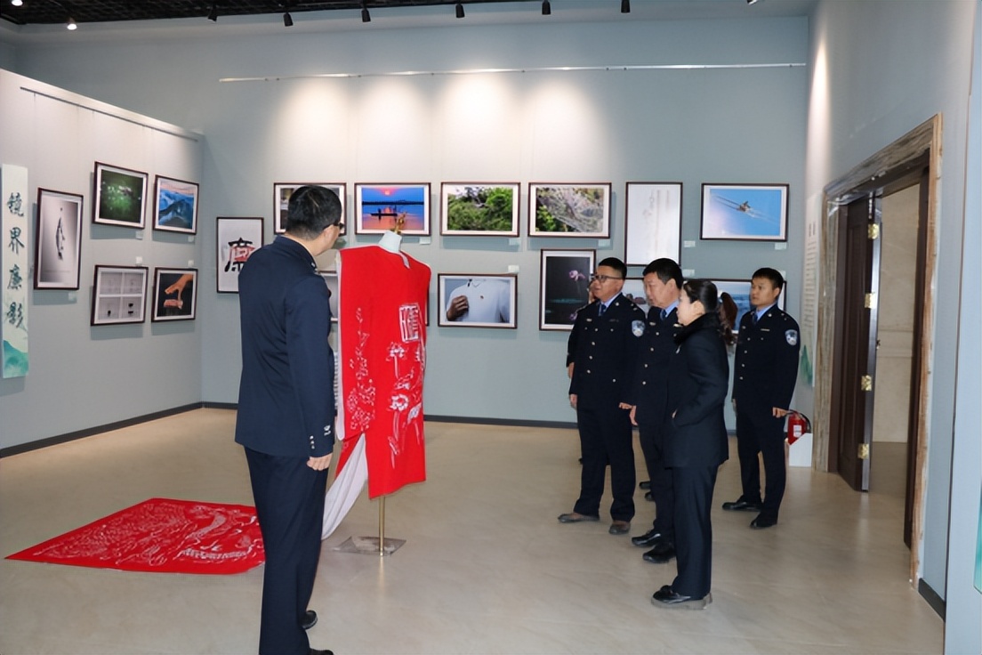 ��չ���񾯲��ϵ�л